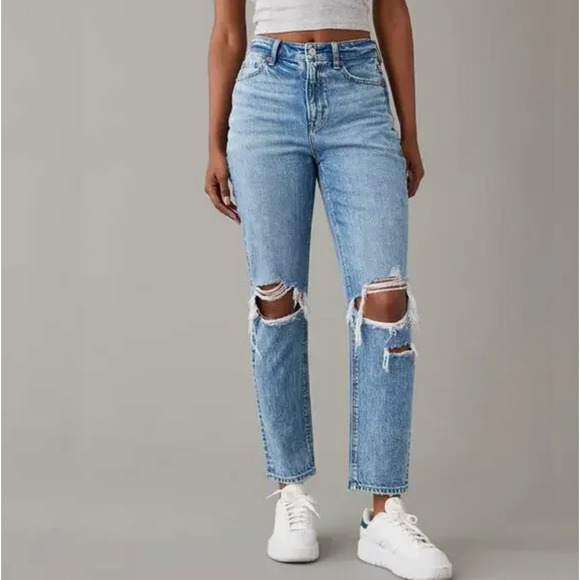 American Eagle Mom Jeans High Rise Straight Leg Ripped Jeans Strigid Size 8 - Picture 1 of 9